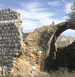 An authentic Jordanian bunker, ancient cemeteries everywhere, a mysterious monastery, rappelling, many groves and much greenery – Welcome to the Hinnom Valley paradise on earth